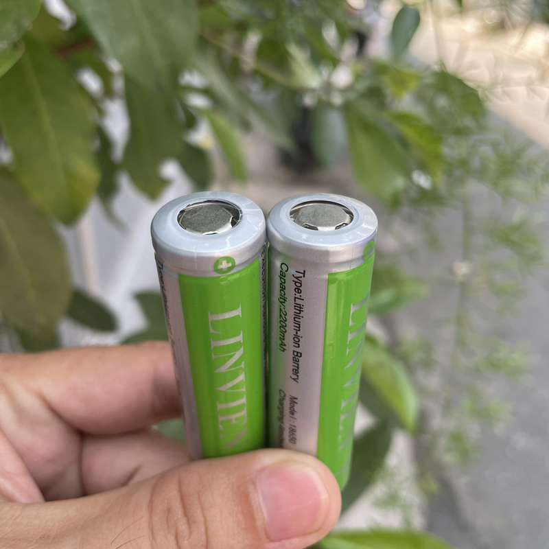 Combo 2 PCs rechargeable 18650 battery flat top capacity 2200mAh 3.7V max 4.2V (green) Dear computer