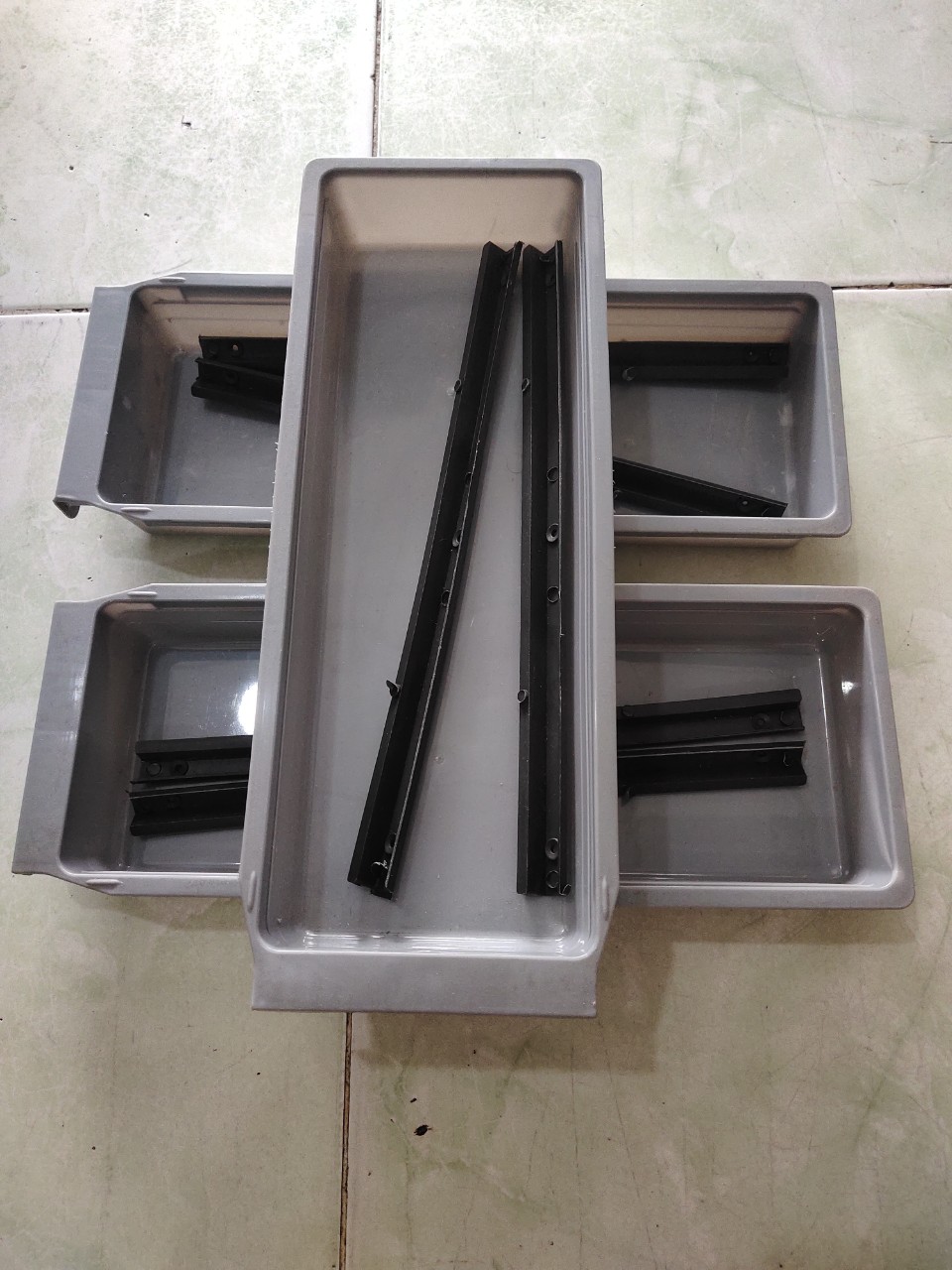 hộc nhựa đóng bàn máy may