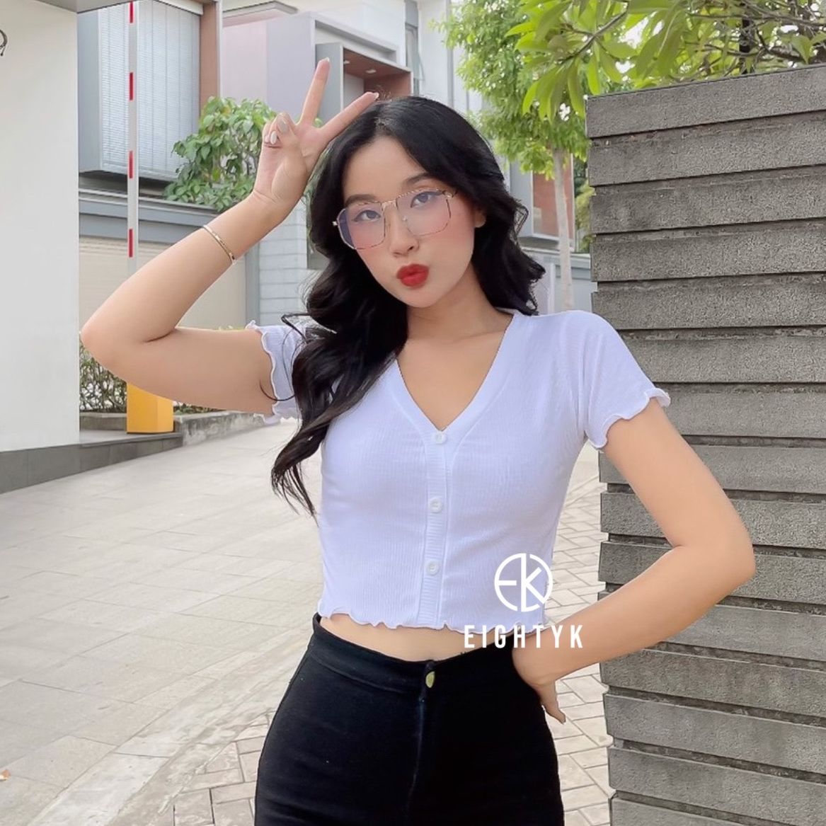[EIGHTYK] Áo Croptop Tay Ngắn Cổ V Phối Nút