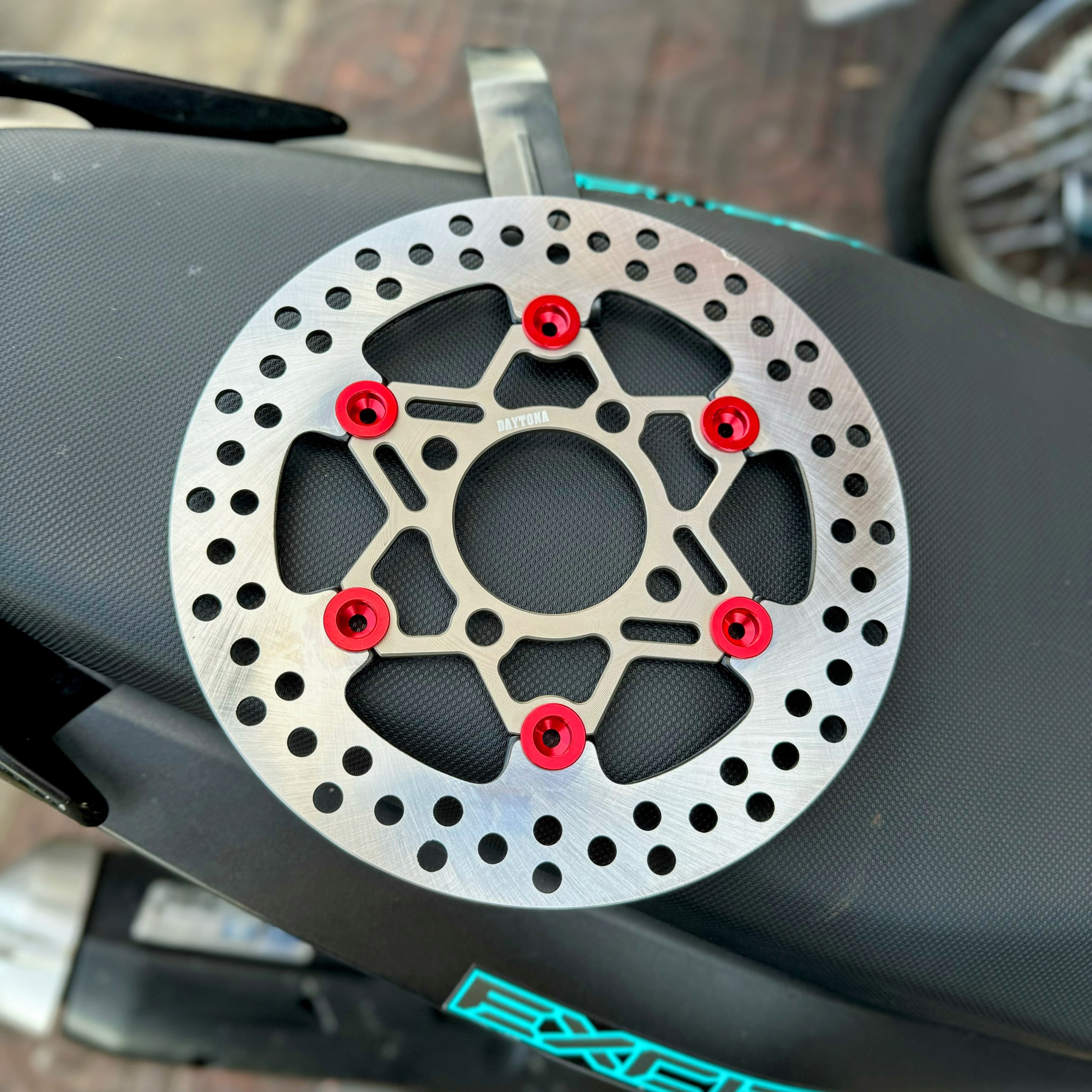 Đĩa thắng Daytona khoen đỏ 220mm lắp đặt nhiều dòng xe