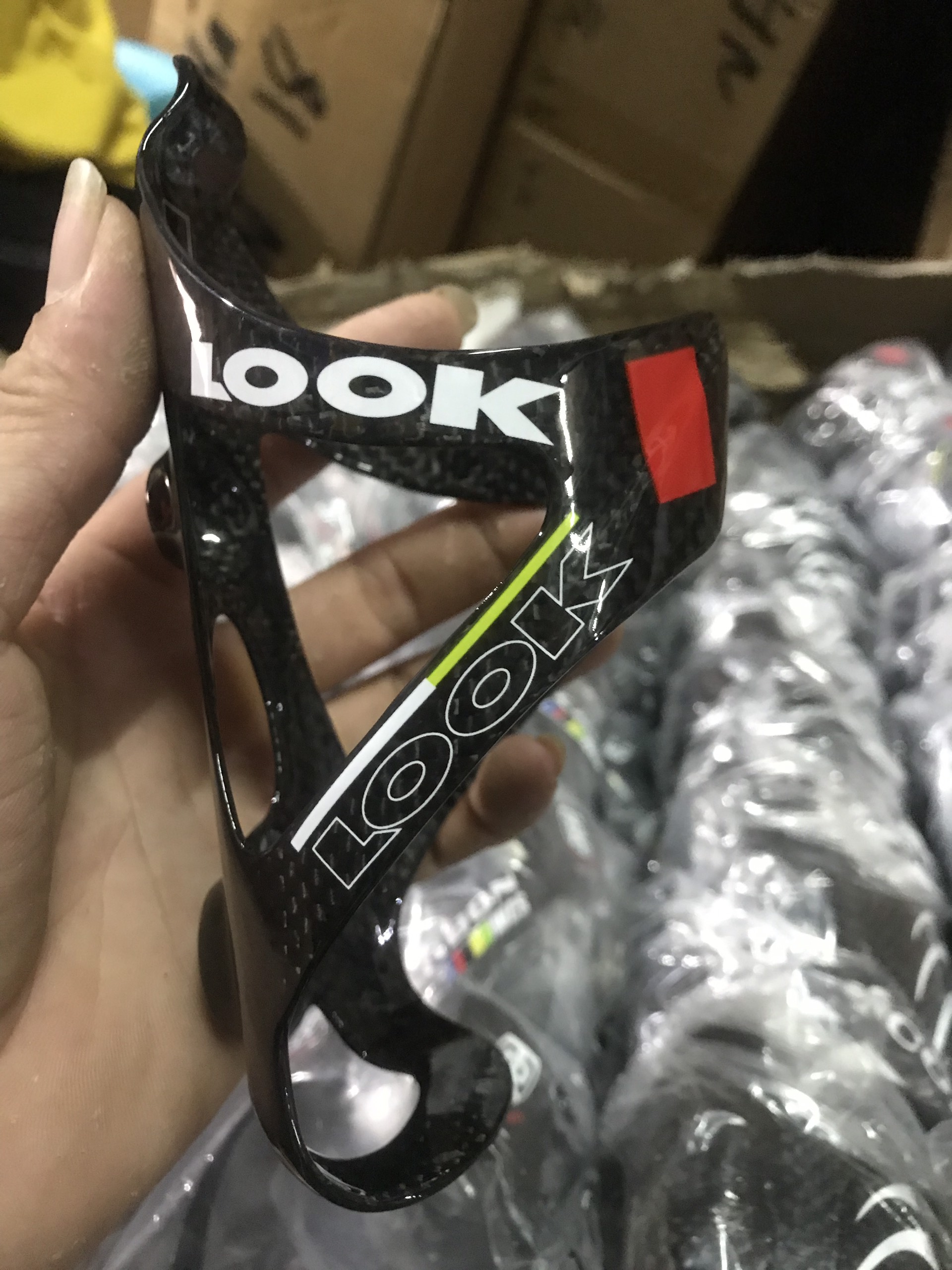 GỌNG BÌNH NƯỚC CARBON LOOK