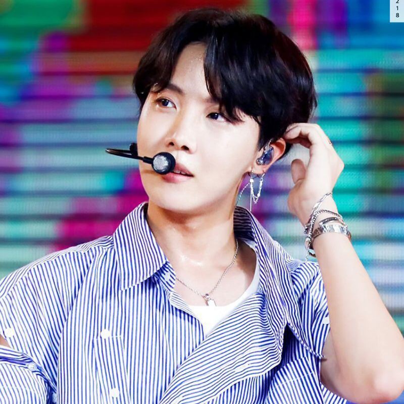 Khuyên tai J-Hope cực cá tính