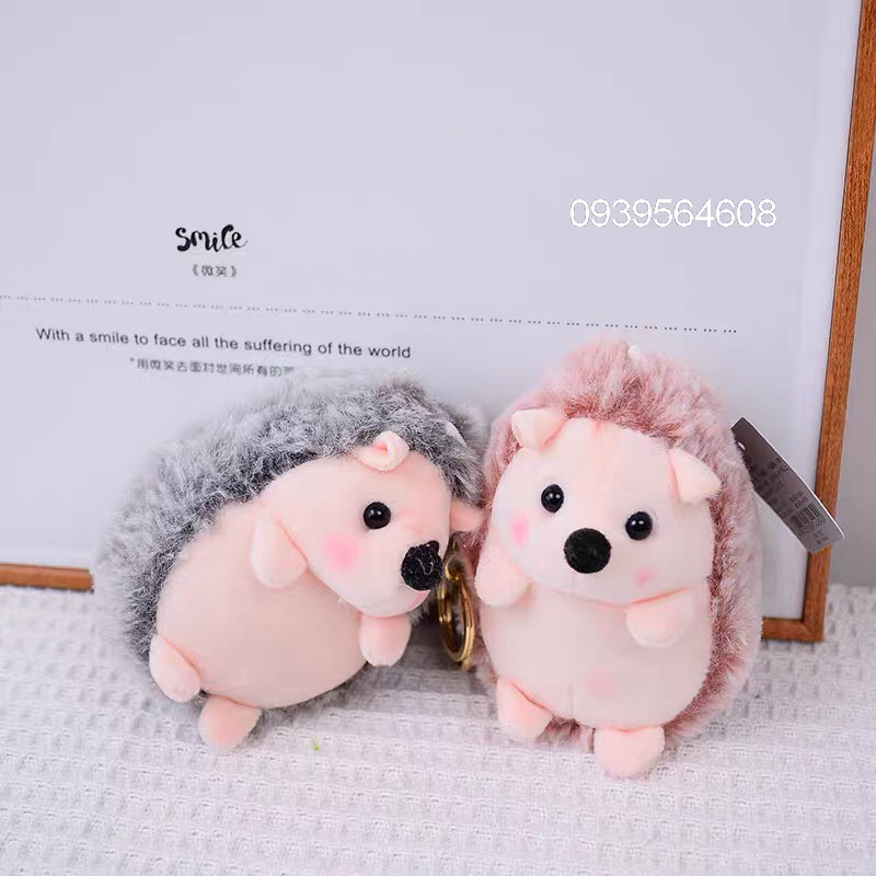 Móc khóa thú nhồi bông con nhím cao 11cm, con nhím màu bột đậu đỏ, thú nhồi bông hcm