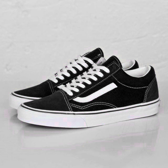 Giày sneaker nam va màu đen
