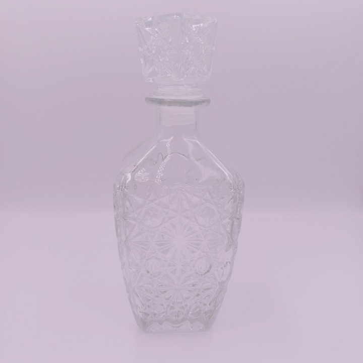 Chai thủy tinh đựng rượu , vát vuông họa tiết nổi dung tích 750ml cao cấp