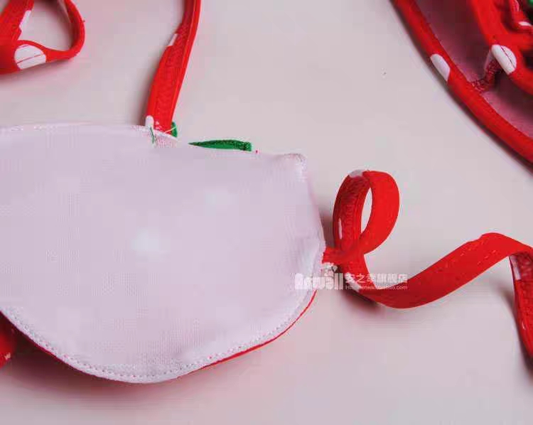 Bikini đi biển quả dâu cực xinh cho bé