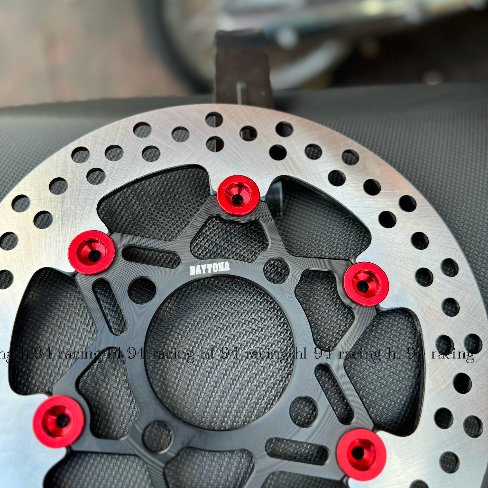Đĩa thắng Daytona khoen đỏ 220mm lắp đặt nhiều dòng xe