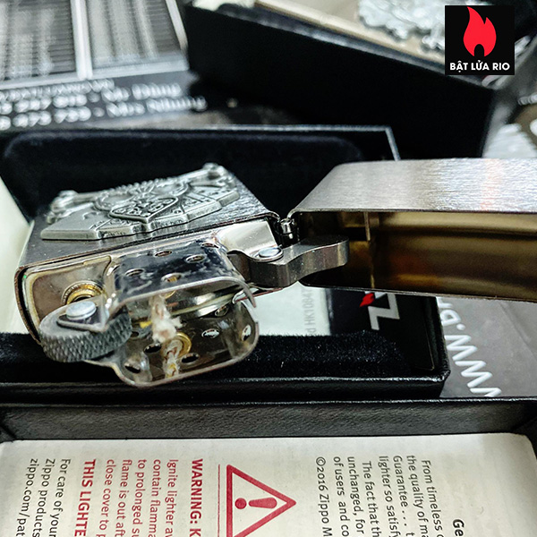 Zippo 49293 - Zippo Cards and Skull Emblem Brushed Chrome