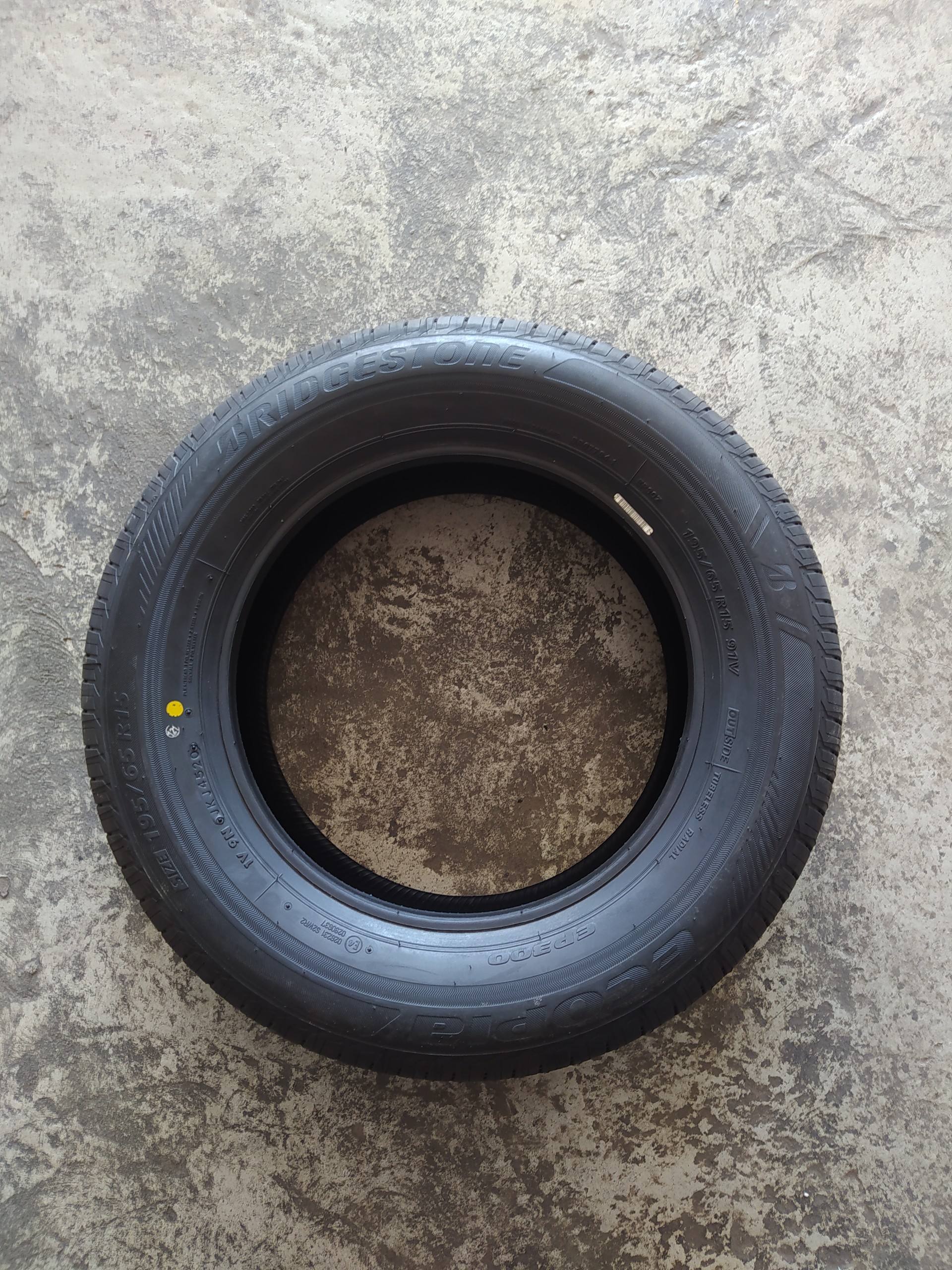 Lốp Bridgestone 195/65R15 EP300