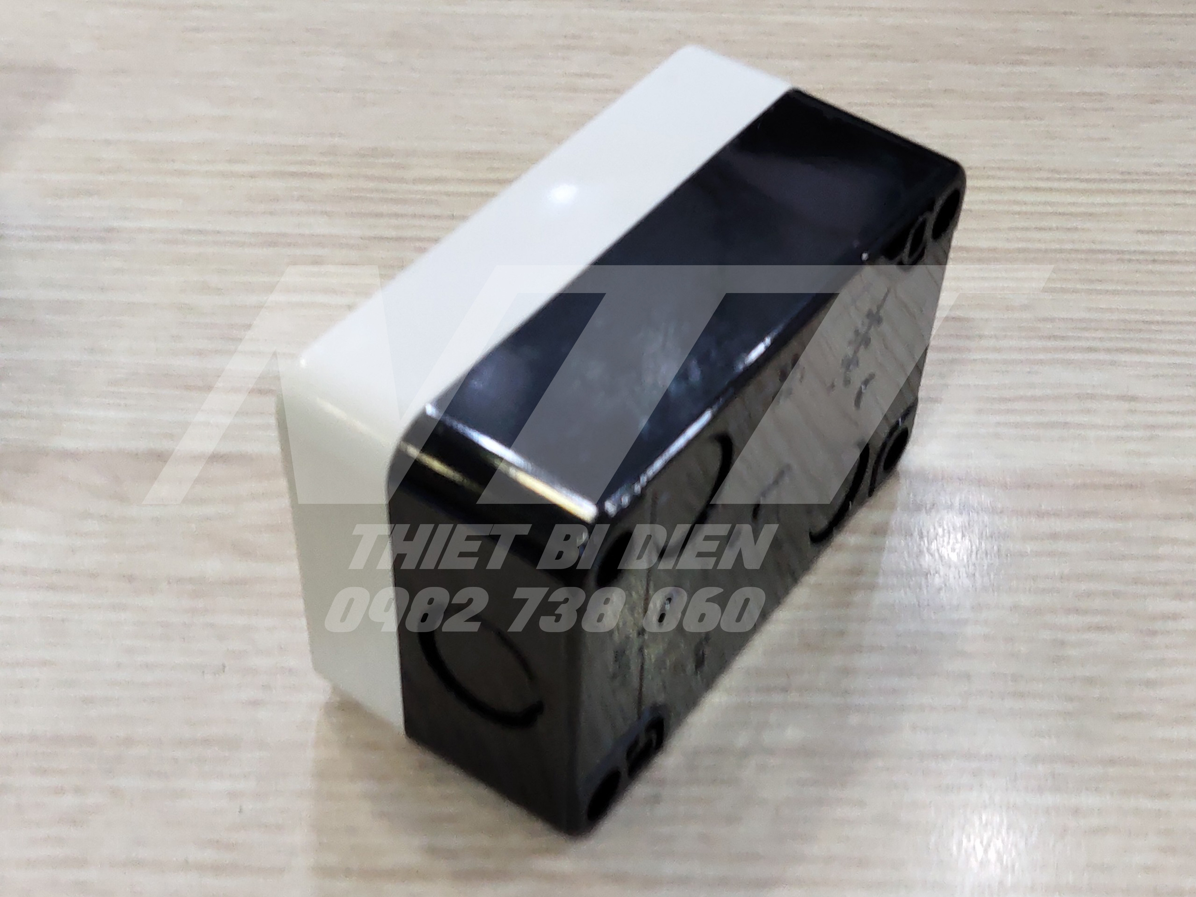 Hộp nút nhấn 2 lỗ phi 22 NP2-B02 Chint