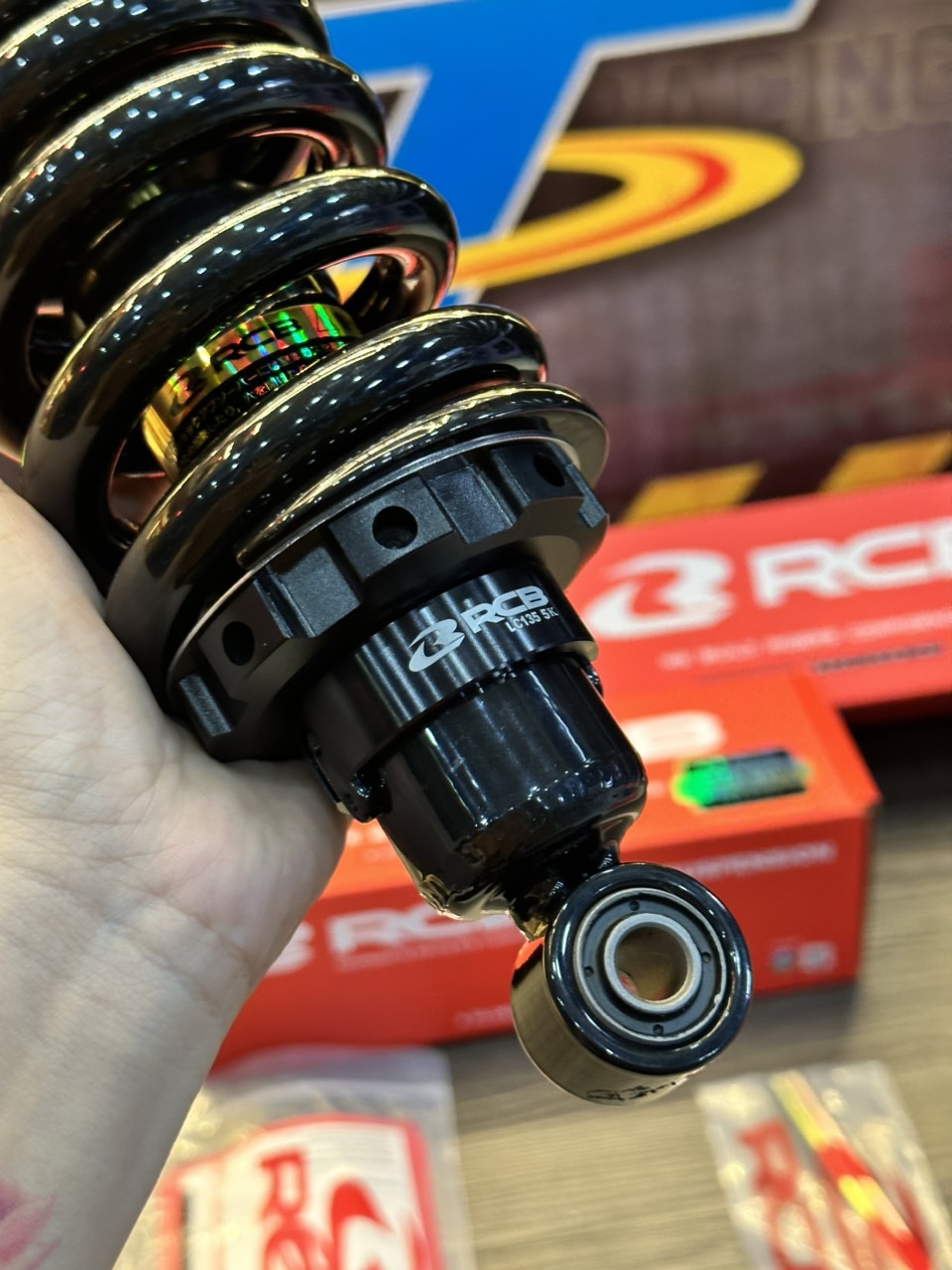 Phuộc sau RCB Ex135 mẫu M2 đen ty vàng