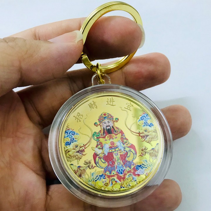 [HCM]Móc Khóa Xu Thần Tài In Màu Xu khắc họa hình Thần Tài và Rồng trên tay Ngài cầm một thỏi vàng với lời chúc phát tài phát lộc - SP005202