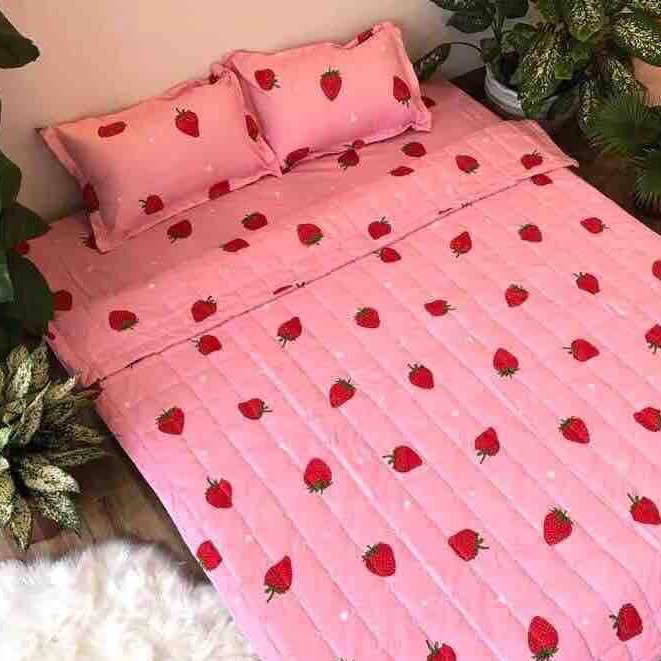 Bộ Chăn Ga Gối Cotton Poly - Hình Dâu Tây Hồng ( 3 Món , 4 Món , 5 Món ) Tiệm Nhà Cá