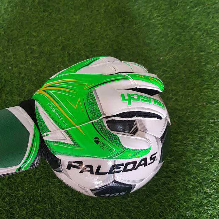 Găng tay thủ môn Reusch có xương trợ ngón chống lật chất liệu cao cấp chất lượng đảm bảo đường may vô cùng tỉ mỉ chắc chắn