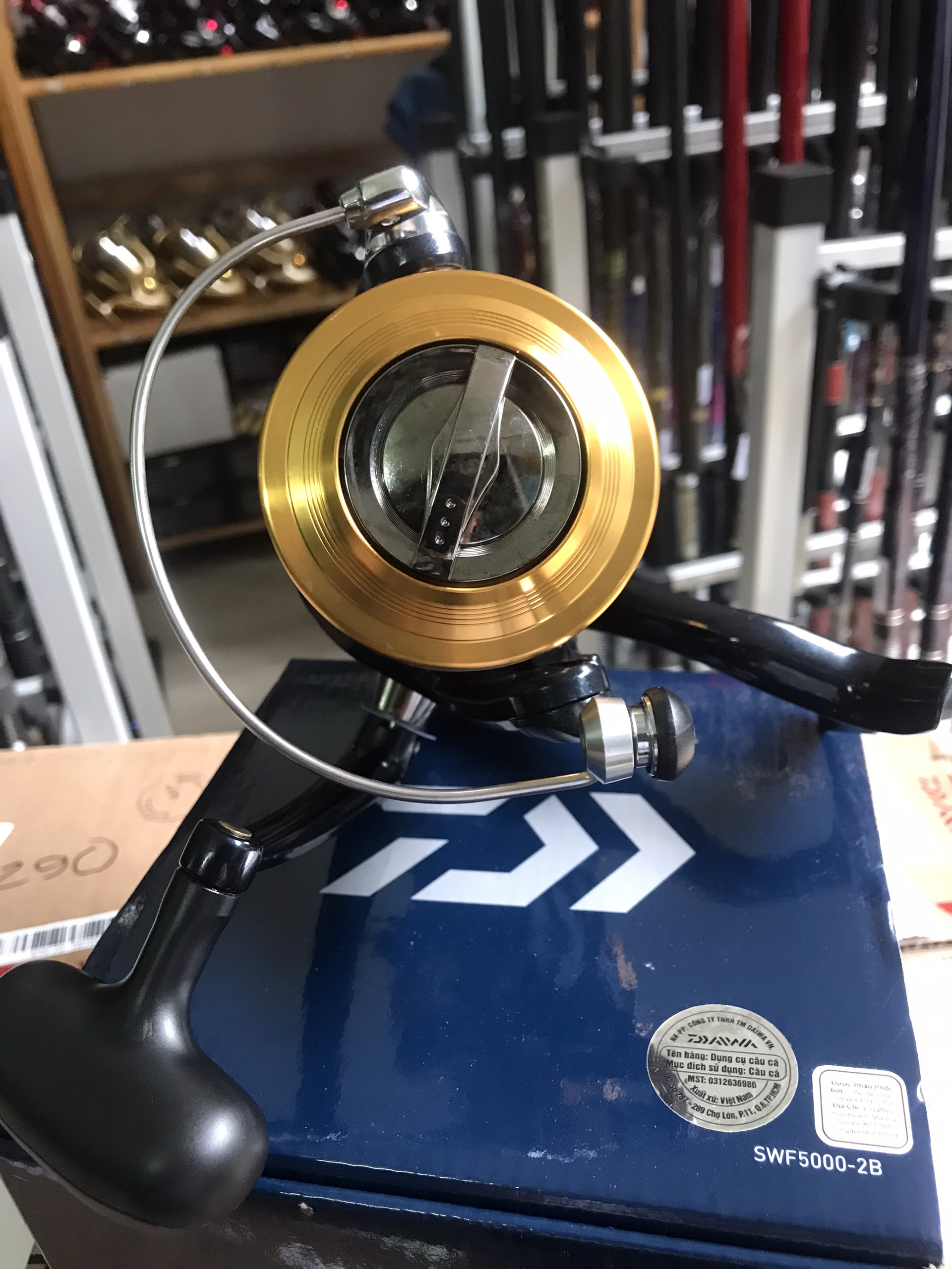 MÁY CÂU CÁ DAIWA SWEEPFIRE 5000 2B
