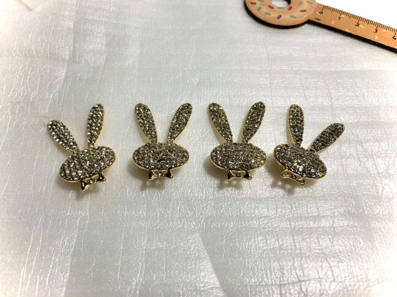 Cài áo thỏ Playboy đang hót
