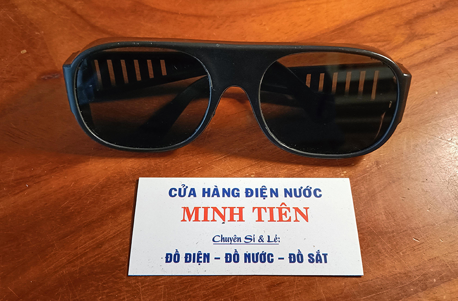 Kính hàn đen bảo vệ mắt khi hàn sắt.