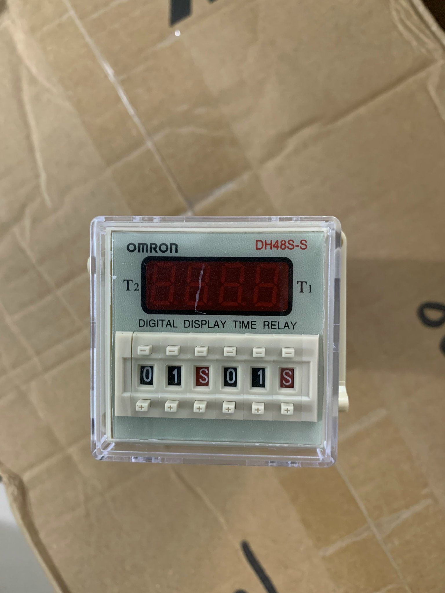 Rơle thời gian (Timer) DH48S-S OMRON mặt đỏ 220V kèm đế.