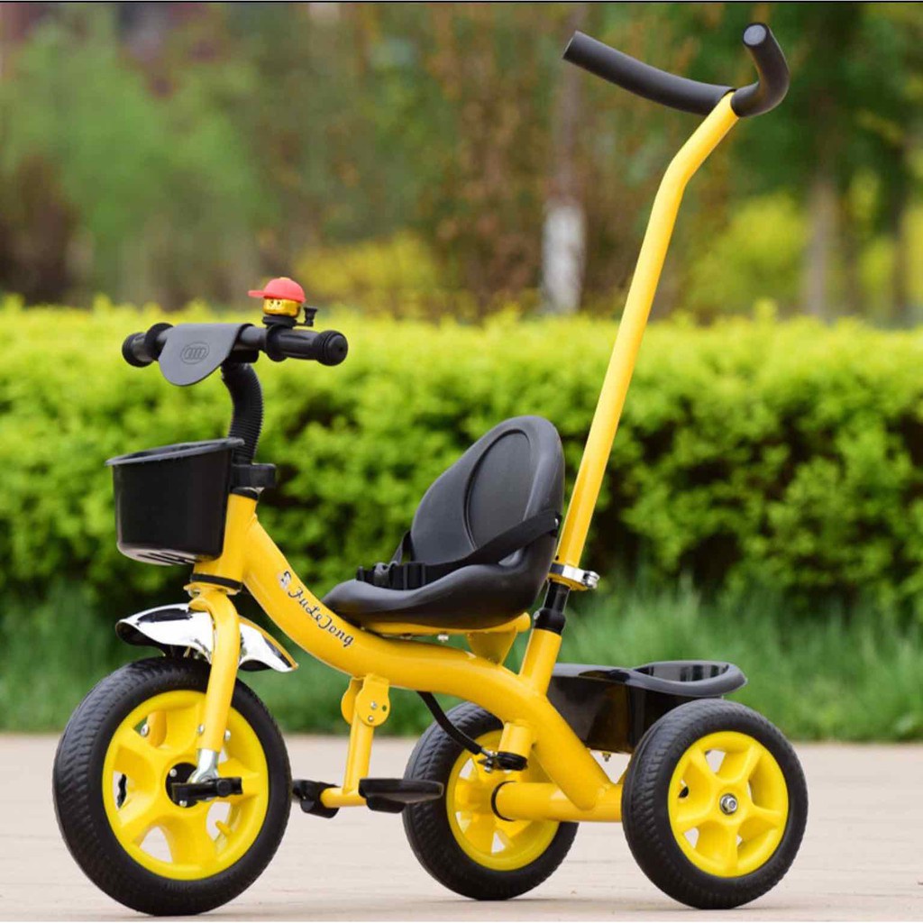 xe đẩy 3 bánh có bàn đạp cần đẩy và giỏ để đồ