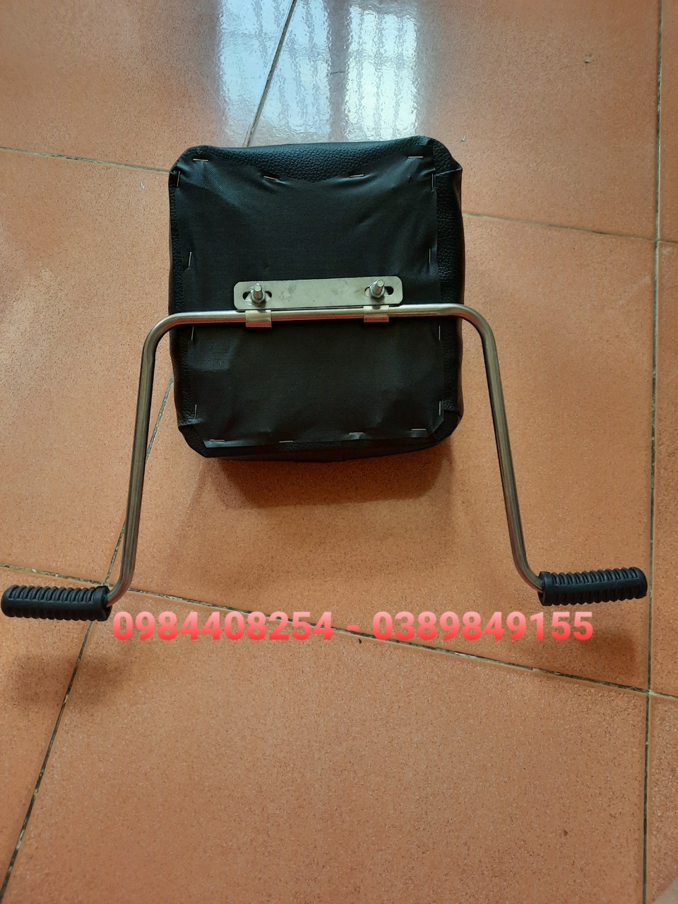 Gác chân (kèm ốc) gắn ghế nệm xe máy cho bé