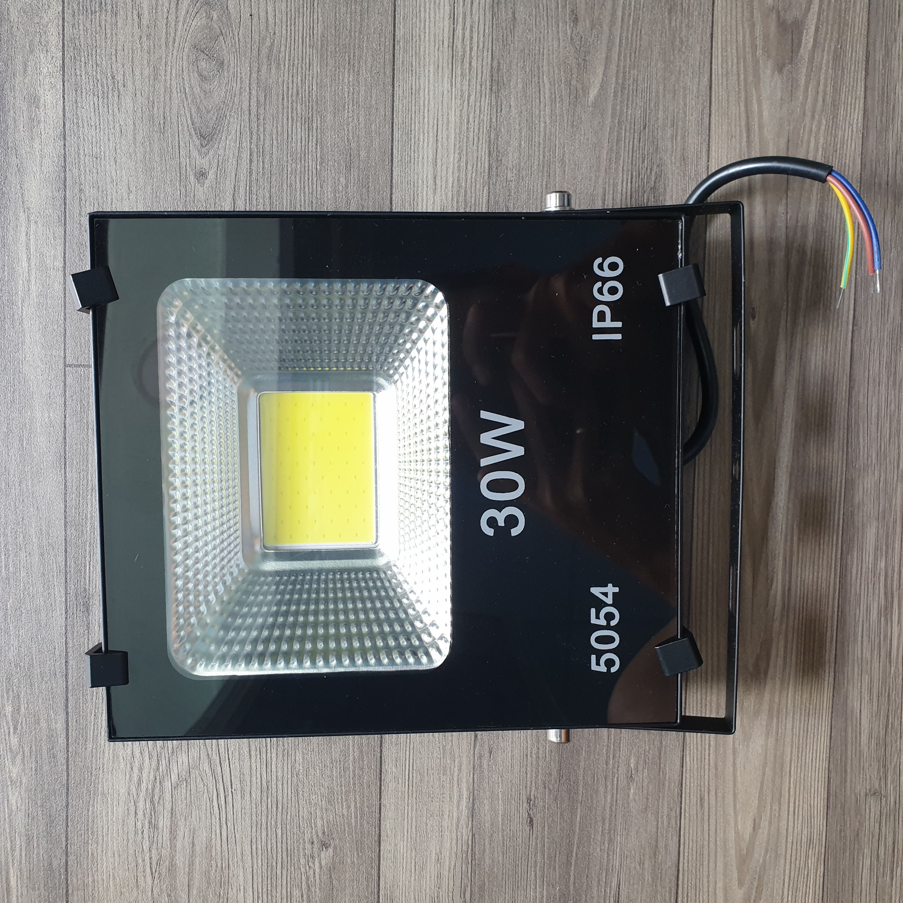 Đèn Led Pha 30W Đủ Wát Và Thiếu Wat