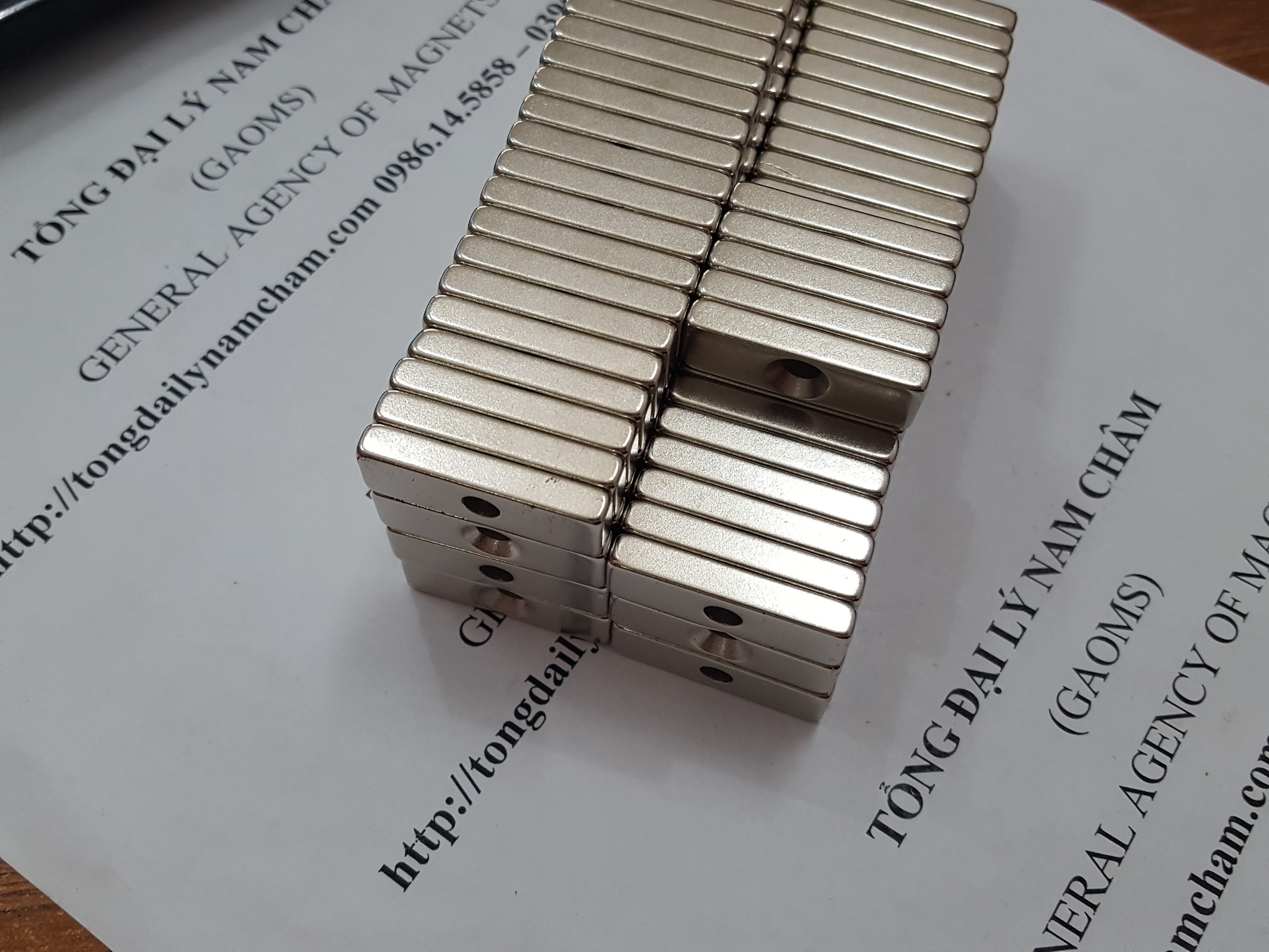 5 viên nam châm 30x10x5 lỗ vát 4mm