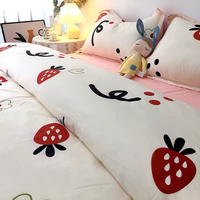 Trọn Bộ 4 Món Chăn Ga Gối Cotton Poly Nhập Mẫu DÂU LUCKY Dễ Thương Cho Trẻ Em, Em Bé