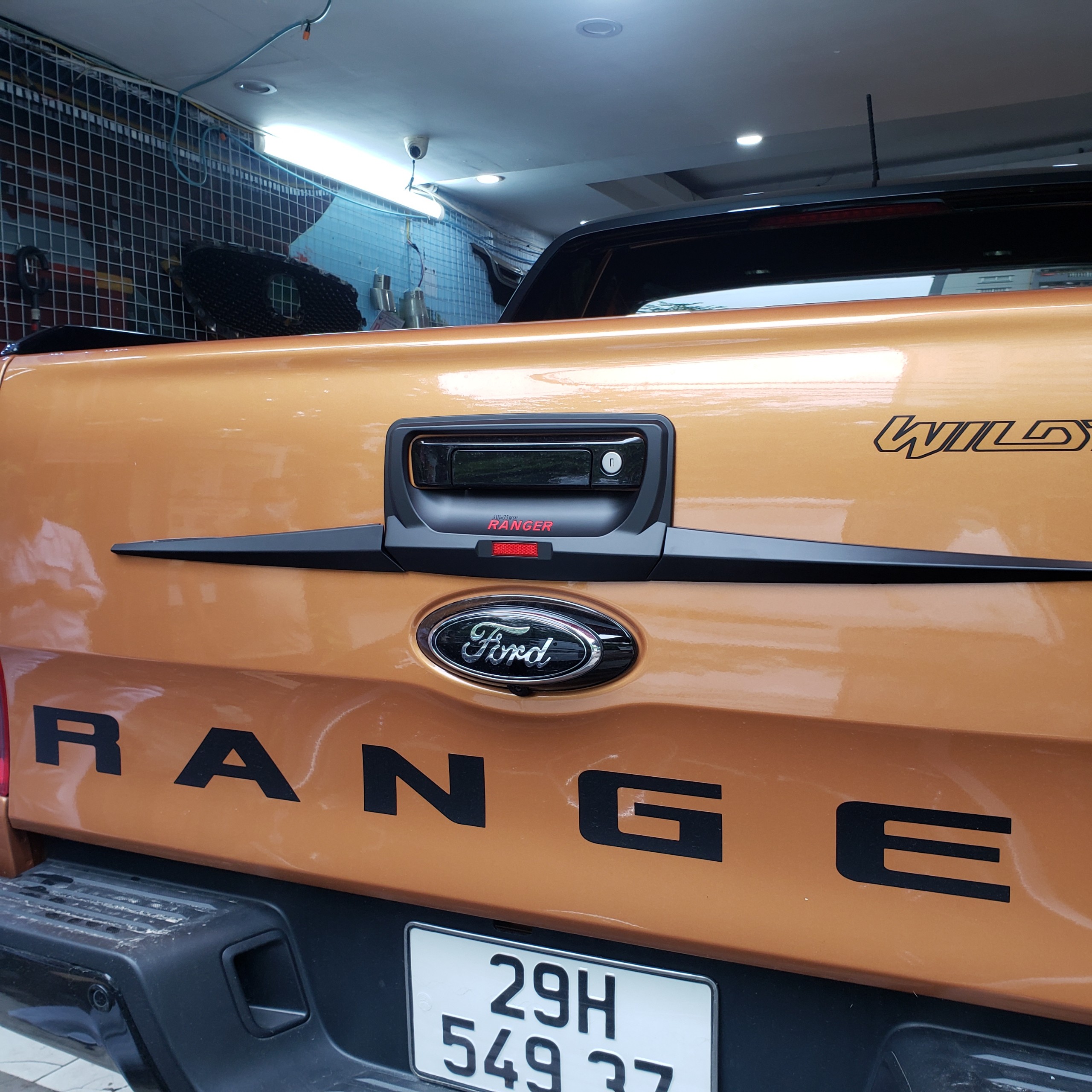 Ốp trang trí tay mở cốp sau ford ranger 2014-2021