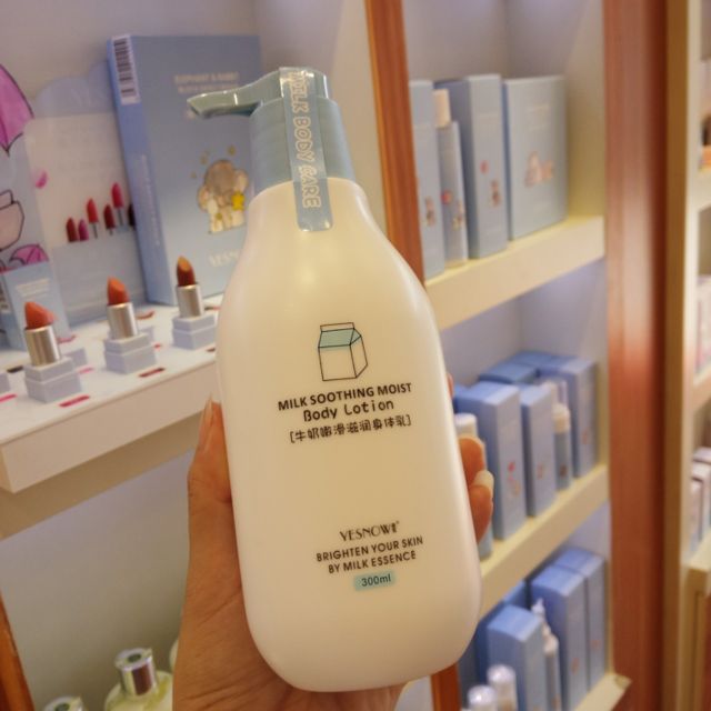 Sữa dưỡng thể Milk Body Lotion 300ML Yesnow Sữa Dưỡng Thể Yesnow Siêu Thơm Sản phẩm đặc biệt thích hợp cho các chị em da khô, da bị nứt nẻ vào mùa đông