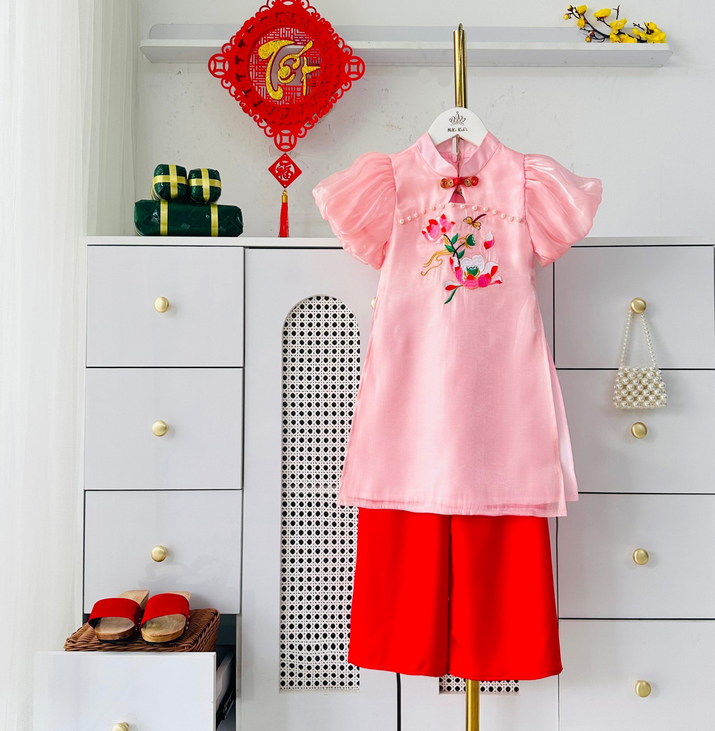 Áo dài bé gái cách tân tay phồng thêu hoa sen