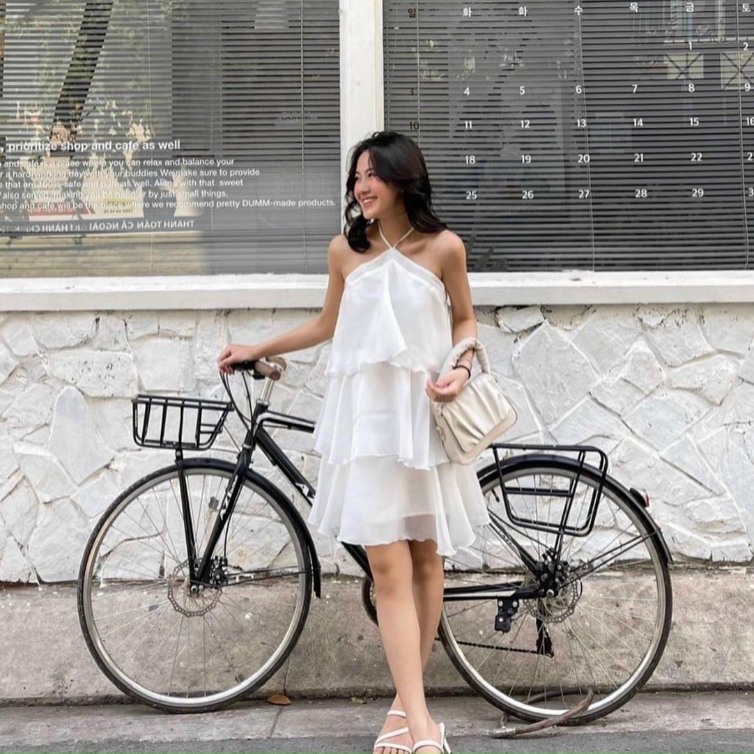 Đầm váy trắng cổ yếm 3 tầng