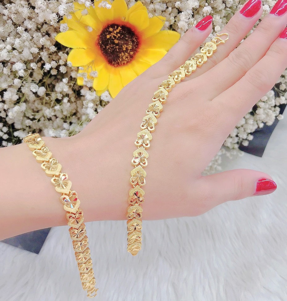 Vòng tay nữ mạ vàng 18k đẹp là sự lựa chọn hoàn hảo cho những người yêu thích phong cách sang trọng và tinh tế. Hình ảnh sản phẩm sẽ giúp bạn đánh giá và lựa chọn cho mình một món trang sức độc đáo và đẹp mắt.