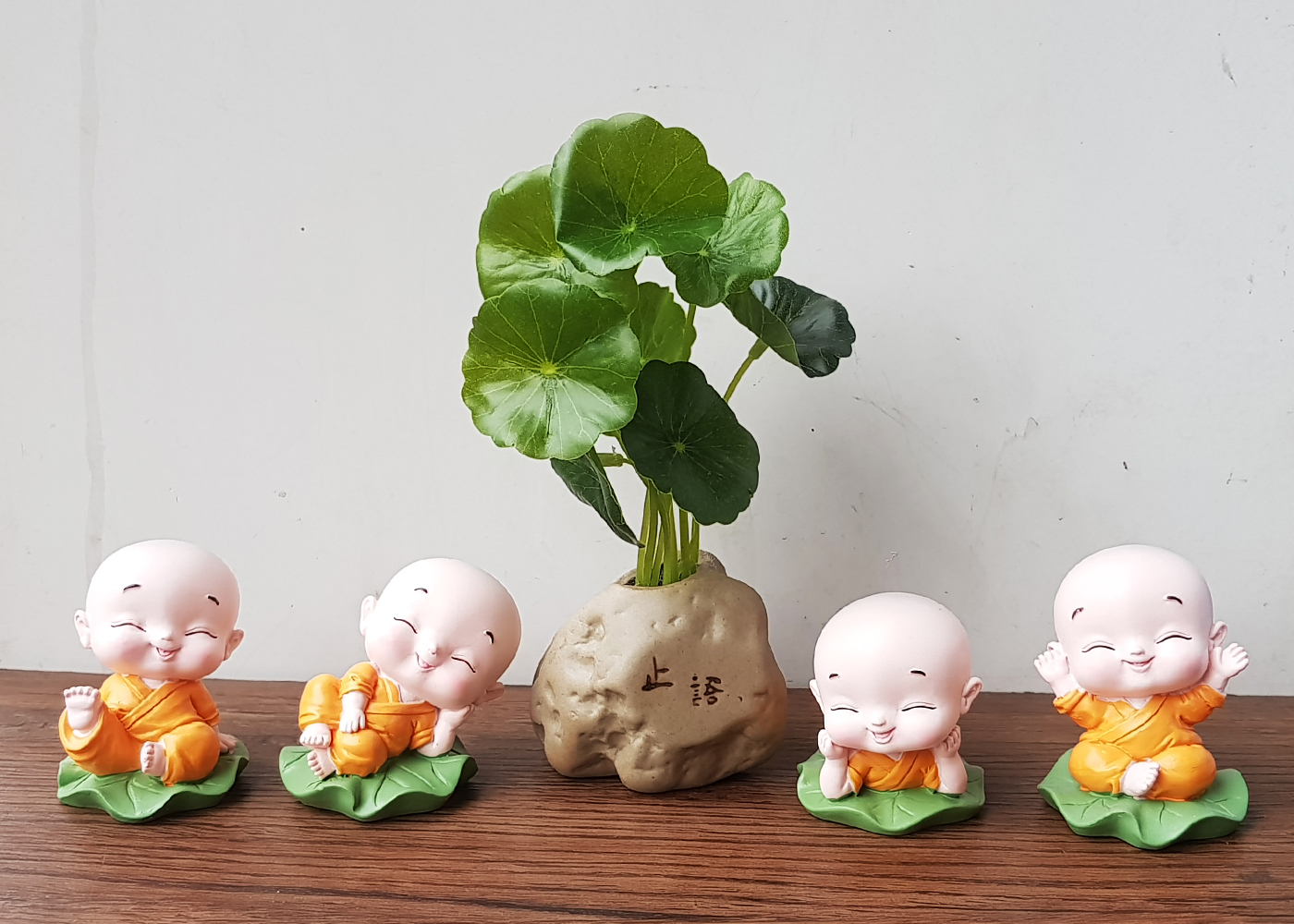 Bộ 04 chú tiểu áo vàng ngồi lá sen kèm chậu cây trang trí