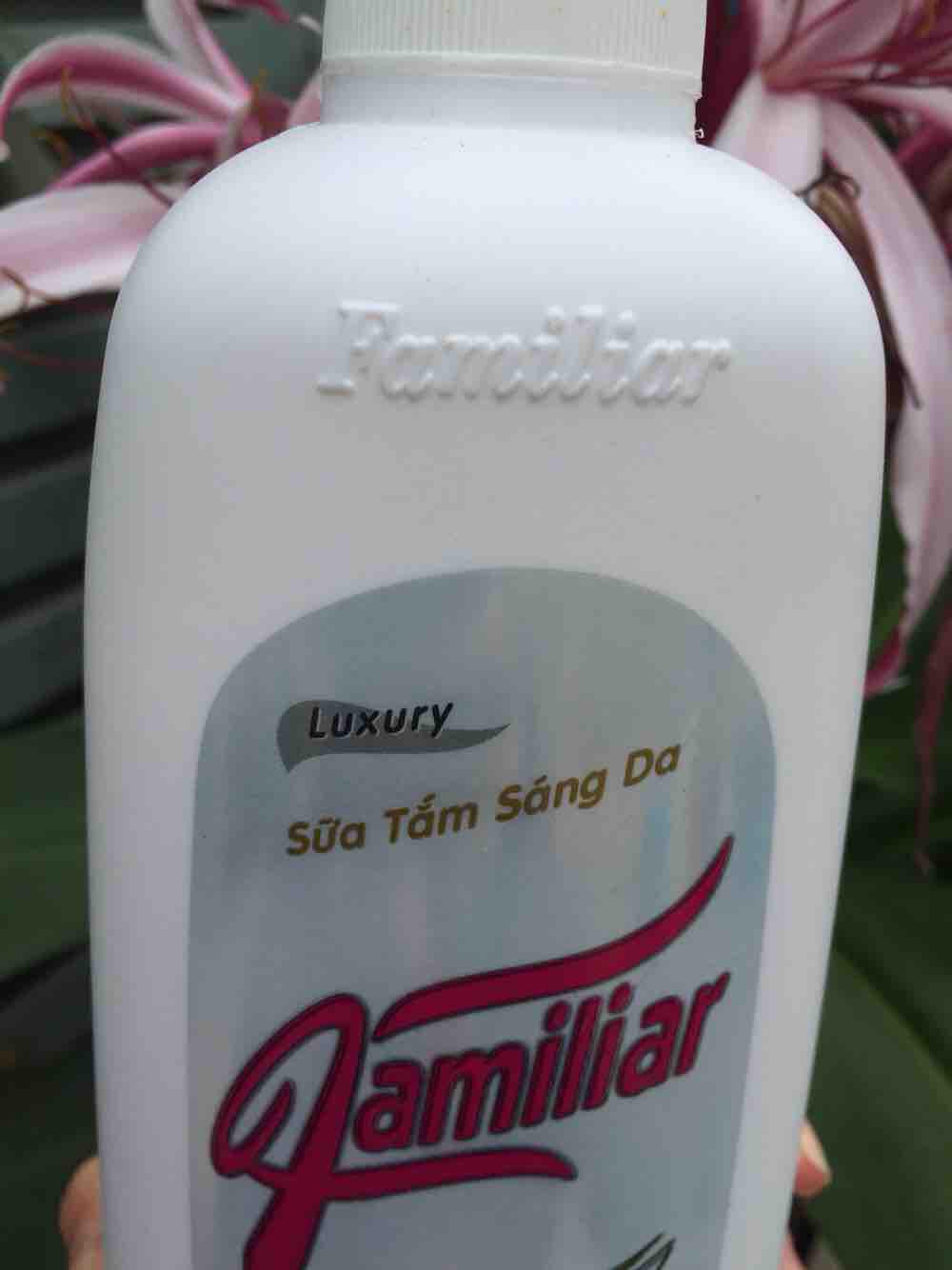 Sữa tắm cá Ngựa Familiar 900 ml trắng da