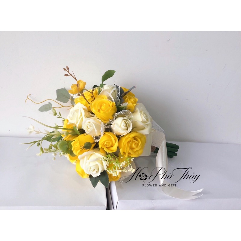 Hoa cưới cầm tay cô dâu bằng sáp thơm