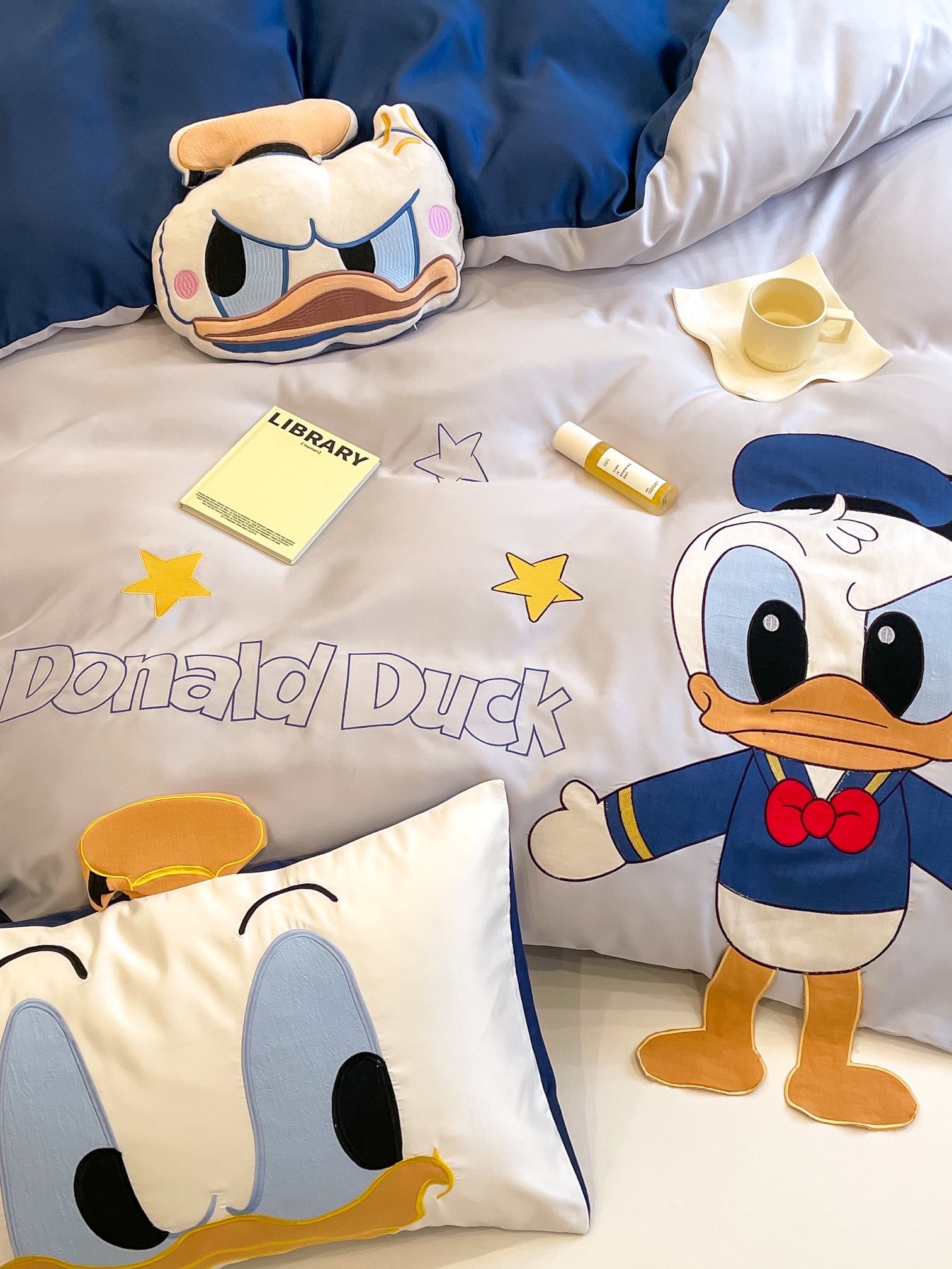🎀(FREESHIP MAX) SET 5 MÓN VỎ CHĂN GA GỐI PHI LỤA DISNEY VỊT DONALD TẶNG GỐI TRANG TRÍ