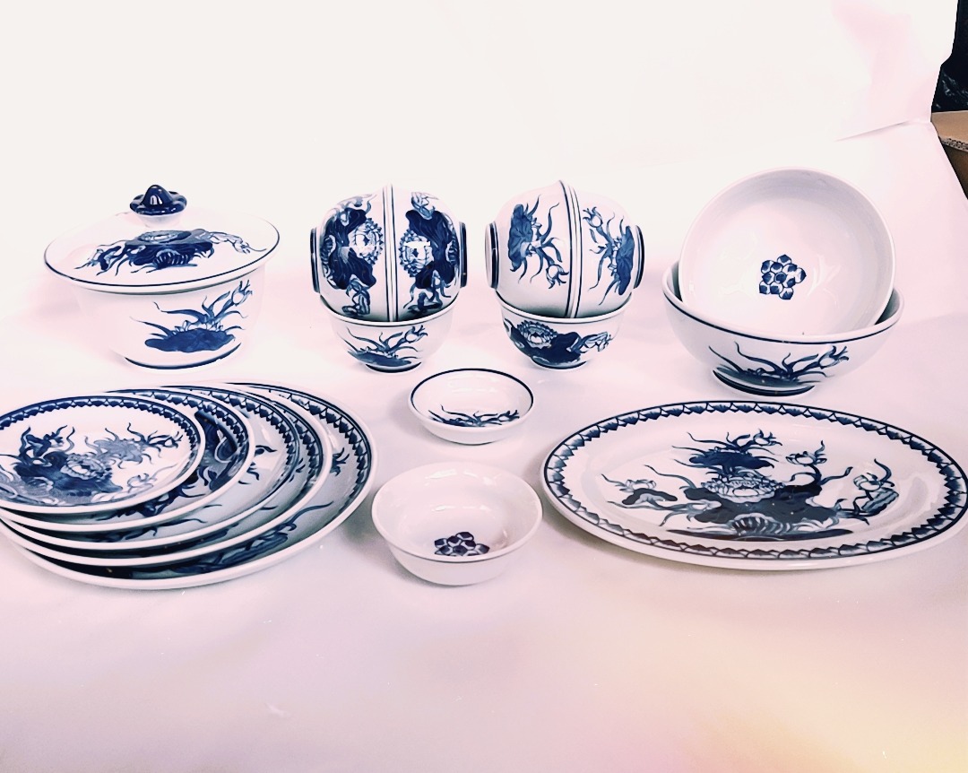Gốm sứ Bát Tràng - Bộ đồ ăn bằng sứ để thờ