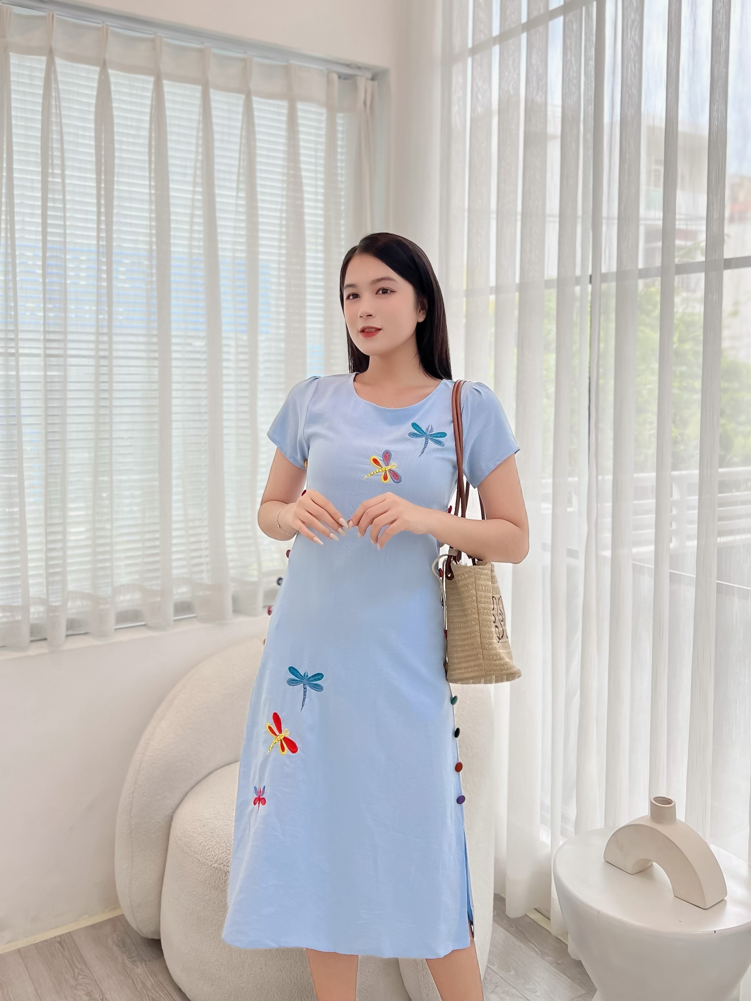 Đầm suông thêu chuồn chuồn phối nút bọc K218