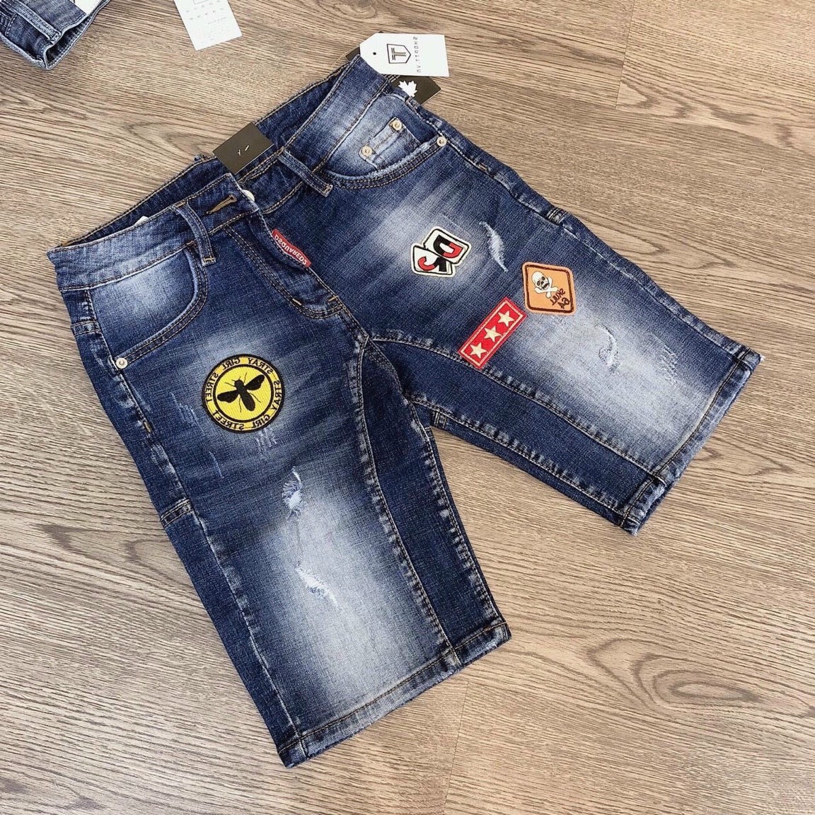 [HCM]QUẦN SHORT JEAN NAM MÀU XANH THÊU HÌNH CỰC CHẤT CHẤT BÒ CO GIÃN THỜI TRANG TRẺ TRUNG NĂNG ĐỘNG  THỎ TÂY SHOP94 B510