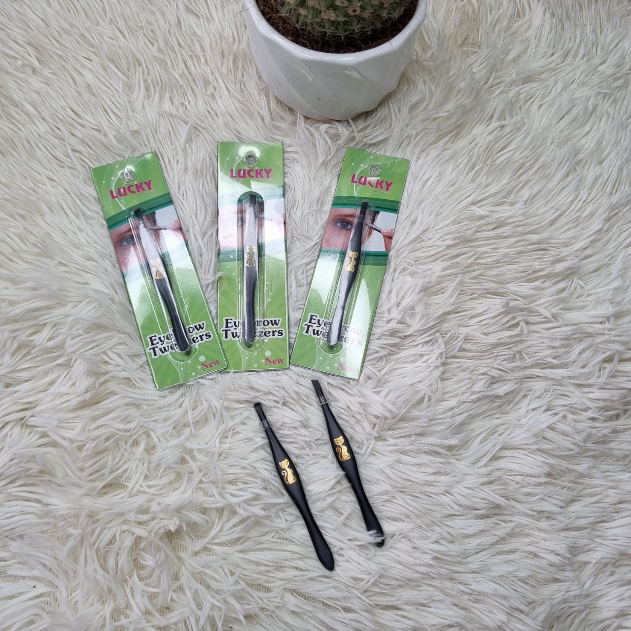 Nhíp mèo đen nhổ lông mày