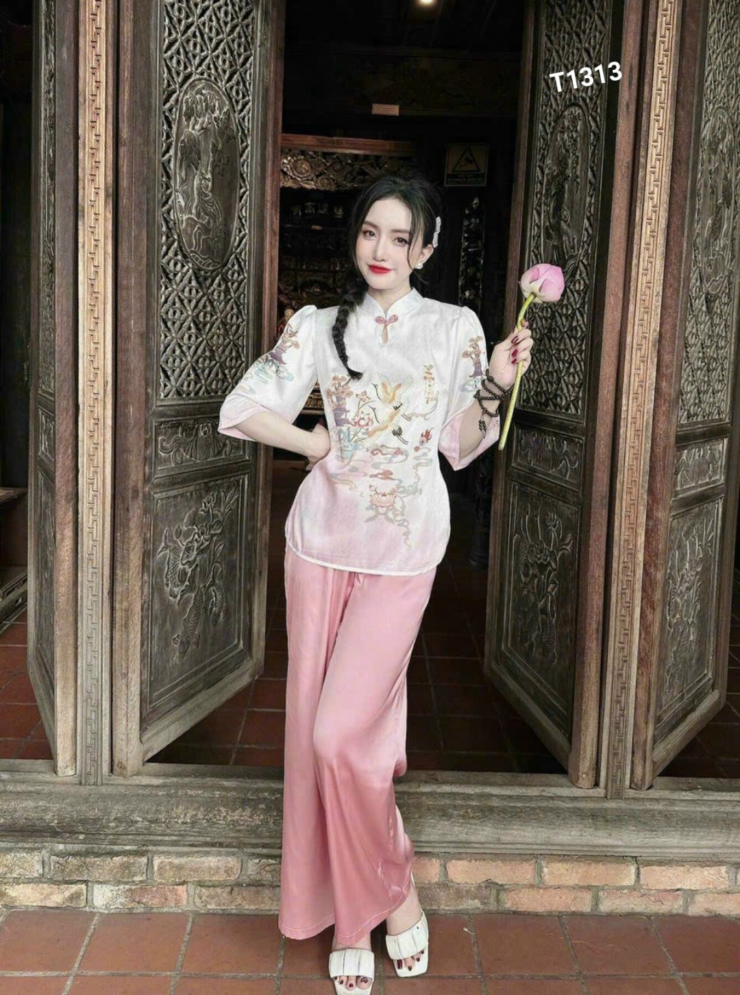 Set bà ba cổ tròn nút mây tay lửng in hoa sen quần dài gấm nhung T1313