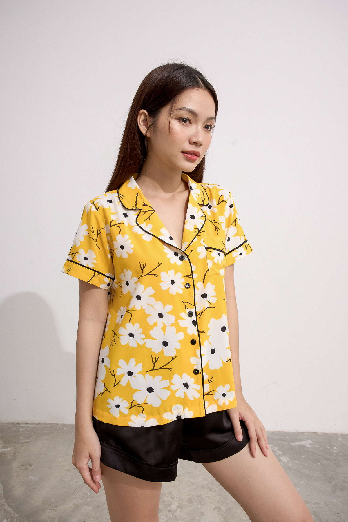 [NHẬP MÃ NOVFALAZSOCIAL02 GIẢM 40K ĐƠN 199K  ] Bộ pyjama MAYBI ngắn lụa vàng in hoa trắng