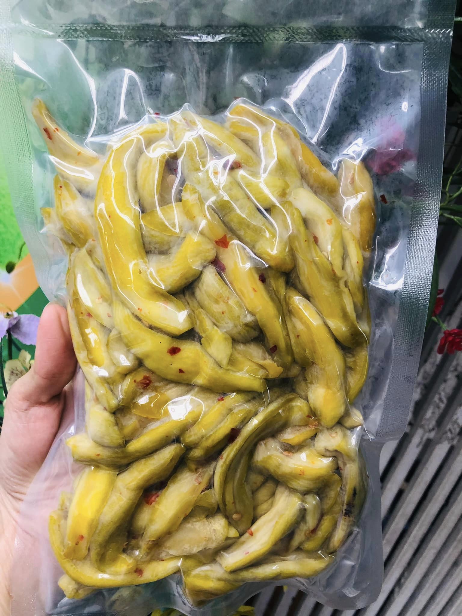 Xoài xanh sấy dẻo muối ớt cay cay