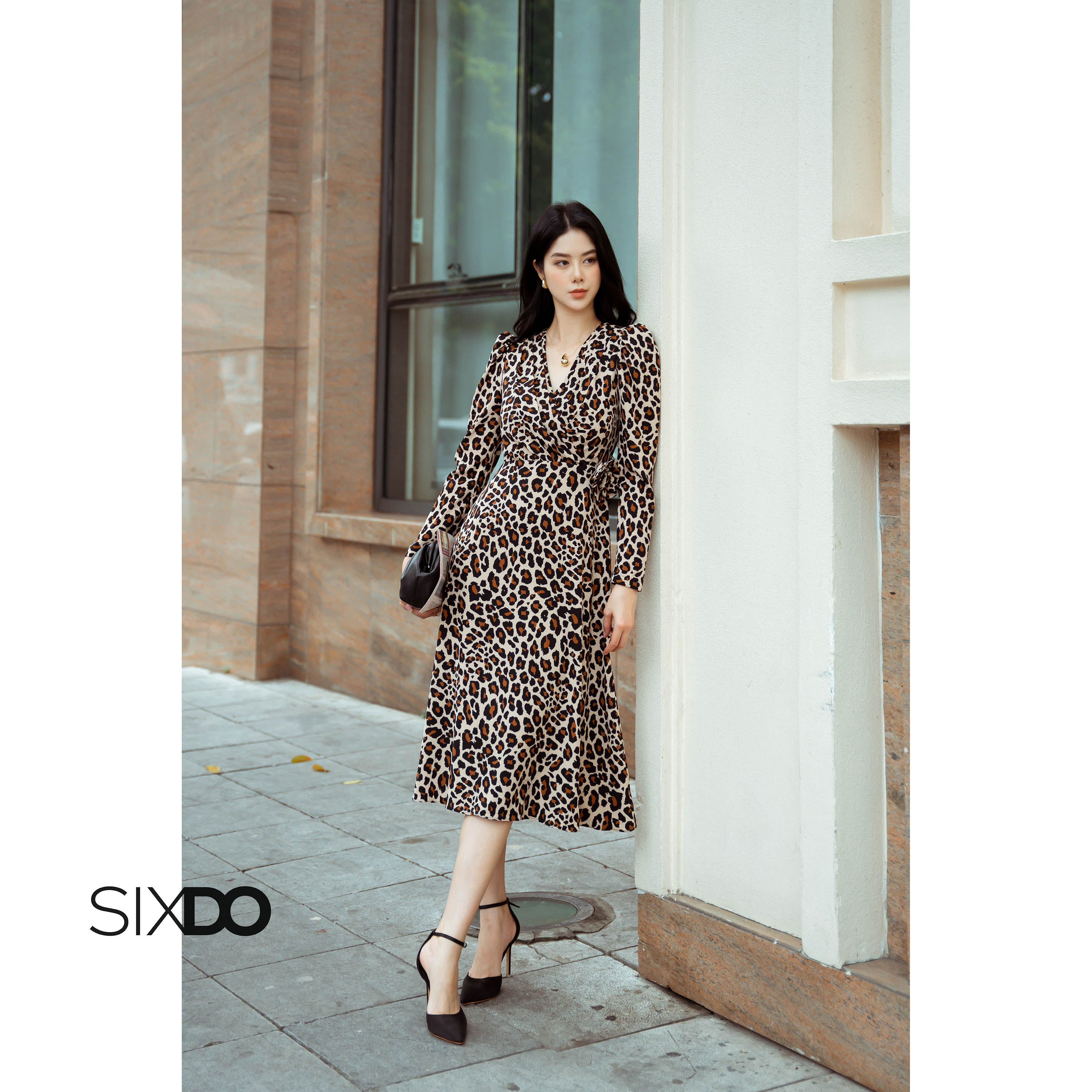 Đầm lụa họa tiết da báo cổ v sixdo