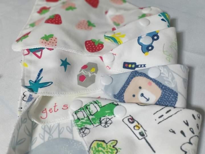 Yếm Quàng Cổ Cài Nút Cho Bé (1 set 5 yếm)
