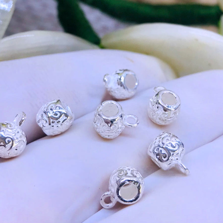 Charm bạc trụ khuyên họa tiết