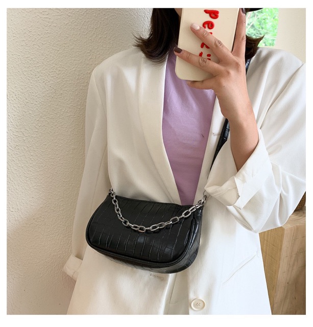 Túi đeo chéo da mềm vân rắn dây xích