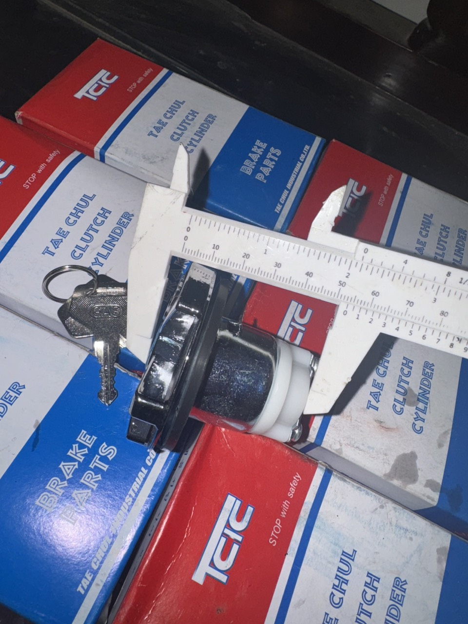 Nắp thùng dầu xe hino 300