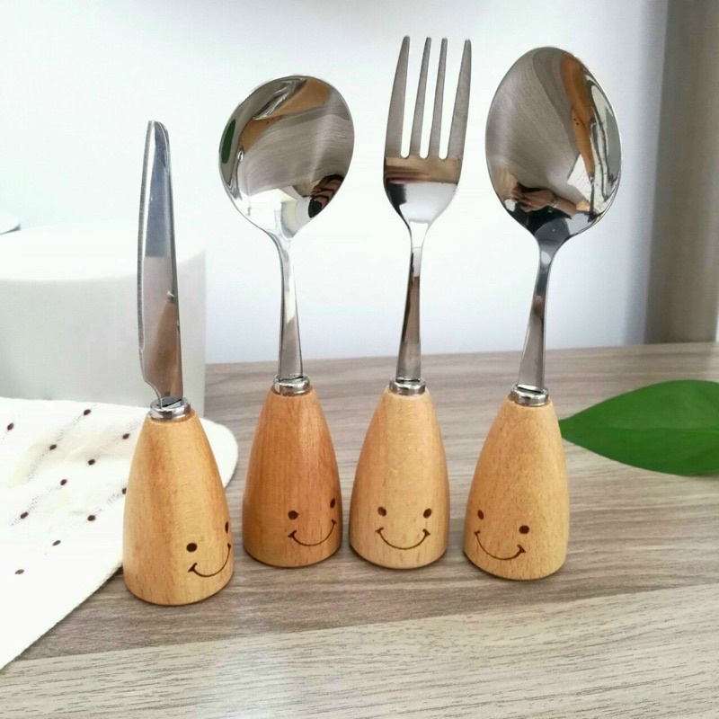 Set 4 chi tiết thìa dĩa dao cán gỗ mặt cười