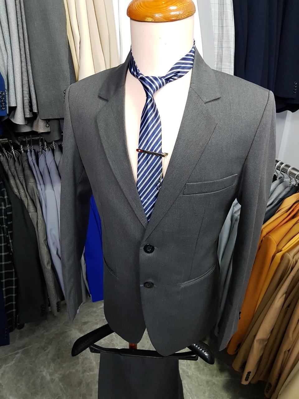 Bộ vest nam trung niên form suông 2 nút màu xám đậm chất vải kaki cao cấp + cà vạt + ghim cài + hộp đựng